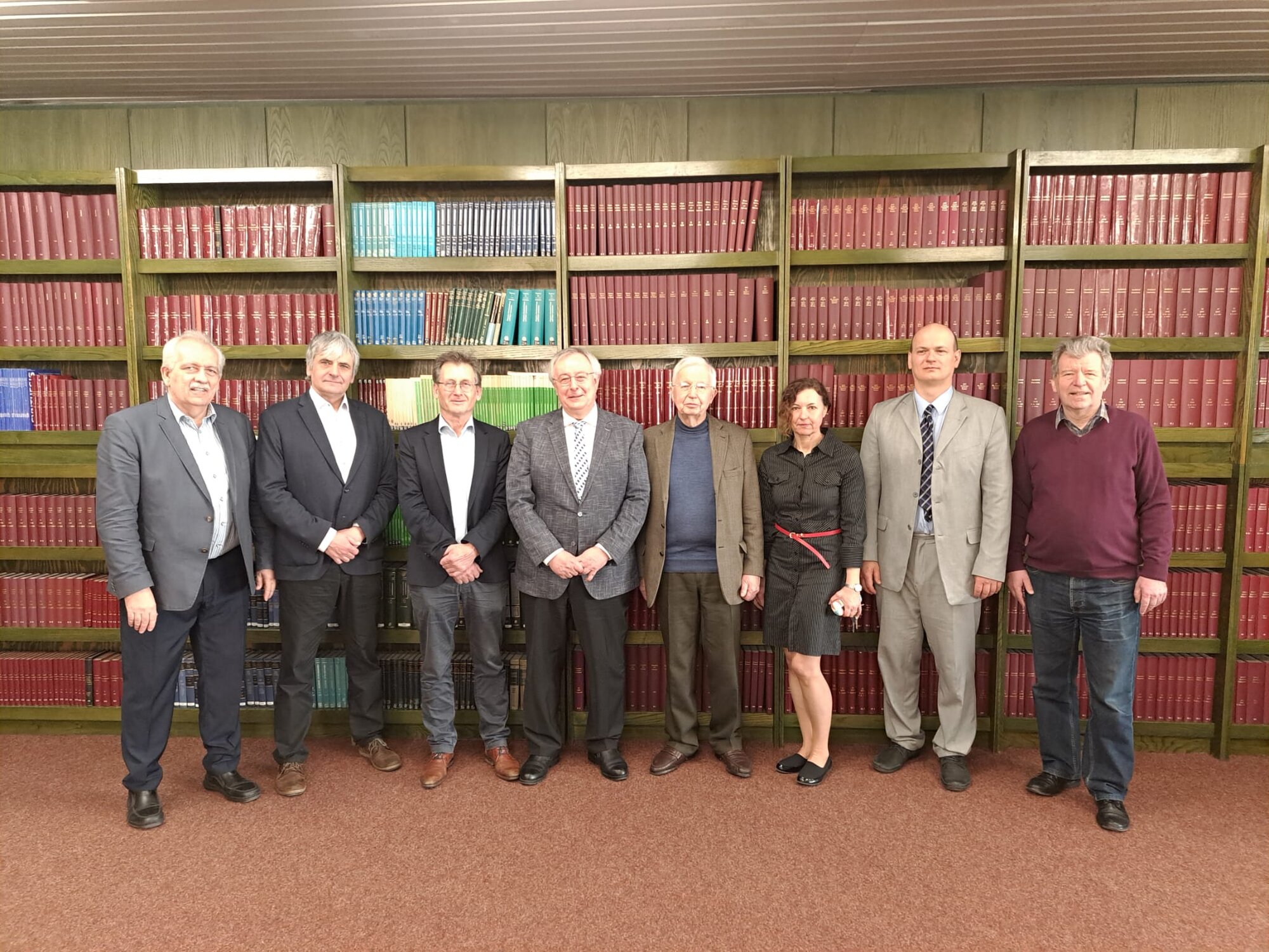 Spoločná fotografia vedenia FCHPT s oboma nositeľmi Nobelovej ceny za chémiu v Slovenskej chemickej knižnici