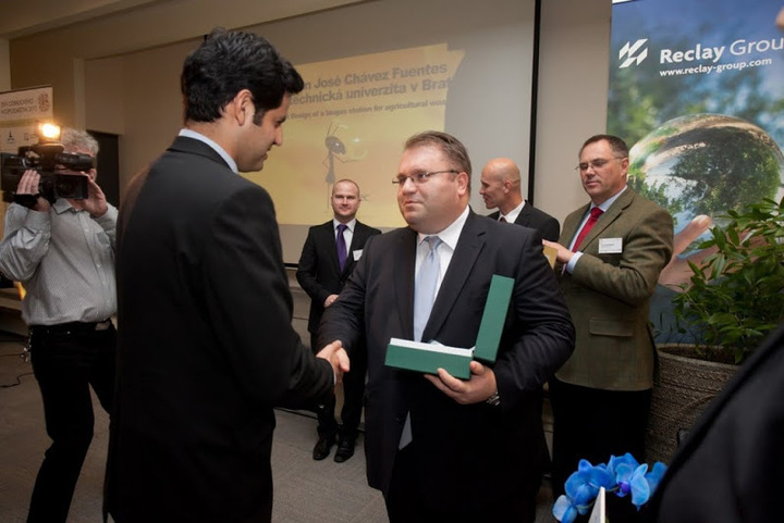 Štátny tajomník Ministerstva životného prostredia SR Ing.Vojtech Ferencz, PhD. odovzdáva cenu „Zlatý mravec 2012“ za najlepší študentský projekt v oblasti odpadového hospodárstva Ing. Juan José Cháves Fuentésovi.