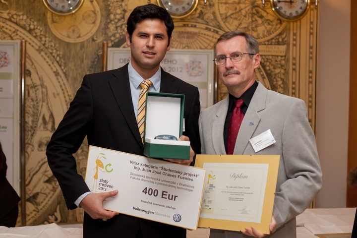 Prestížnu cenu „Zlatý mravec 2012“ za najlepší študentský projekt v oblasti odpadového hospodárstva získal Ing. Juan José Cháves Fuentés (vedúci práce doc. Ing. Igor Bodík, PhD. – Oddelenie environmentálneho inžinierstva FCHPT STU).